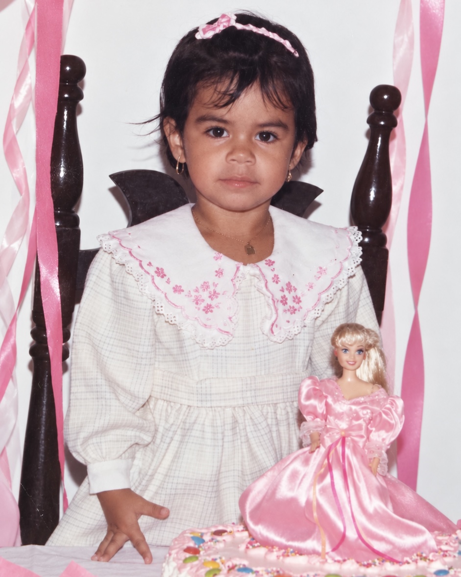 Barbi pequeñita, con su vestido y su muñeca